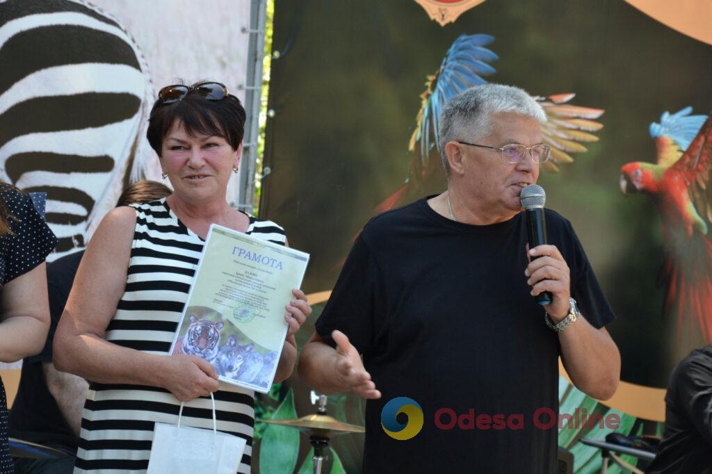 Одеські художники передали свої картини Херсонському театру імені М. Куліша (фото)