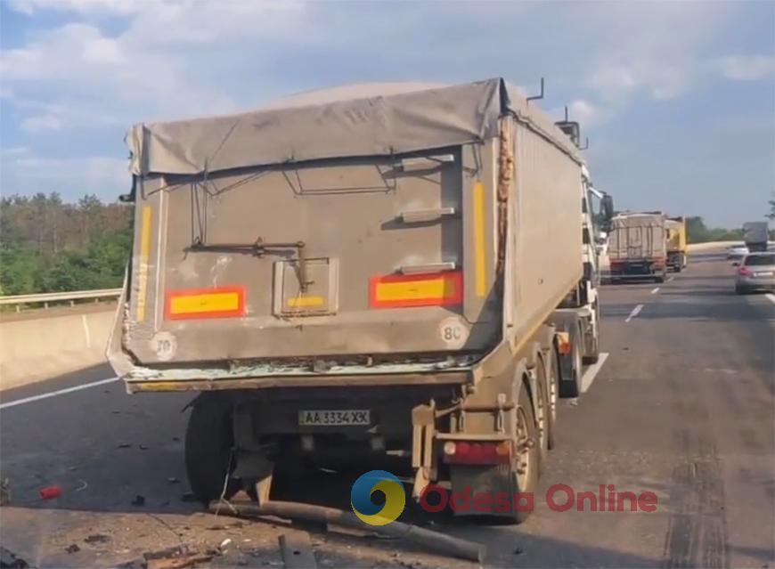 На трассе Киев – Одесса столкнулись микроавтобус и грузовик