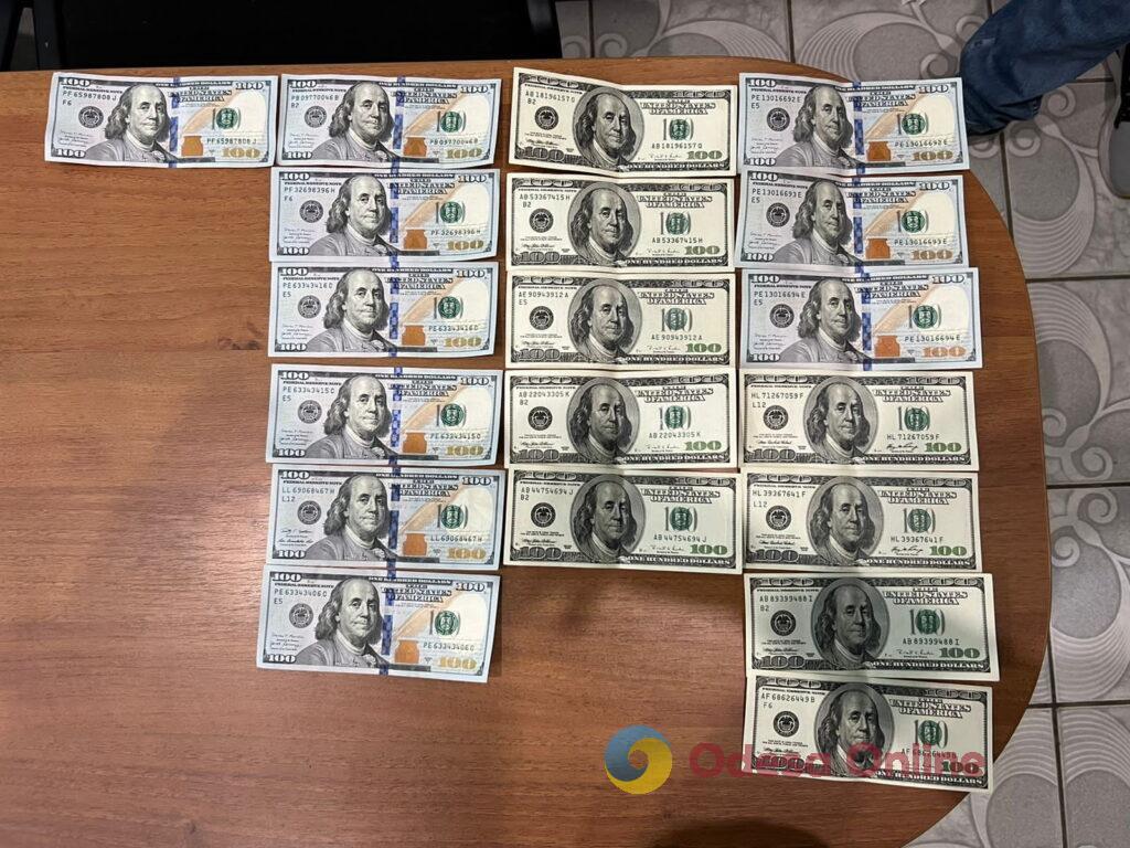 Взятка за «бюджет»: сотрудник одесского колледжа попался на вымогательстве двух тысяч долларов