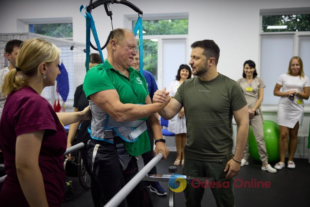 Одесса: Зеленский посетил реабилитационные отделения, где украинские защитники проходят восстановительное лечение