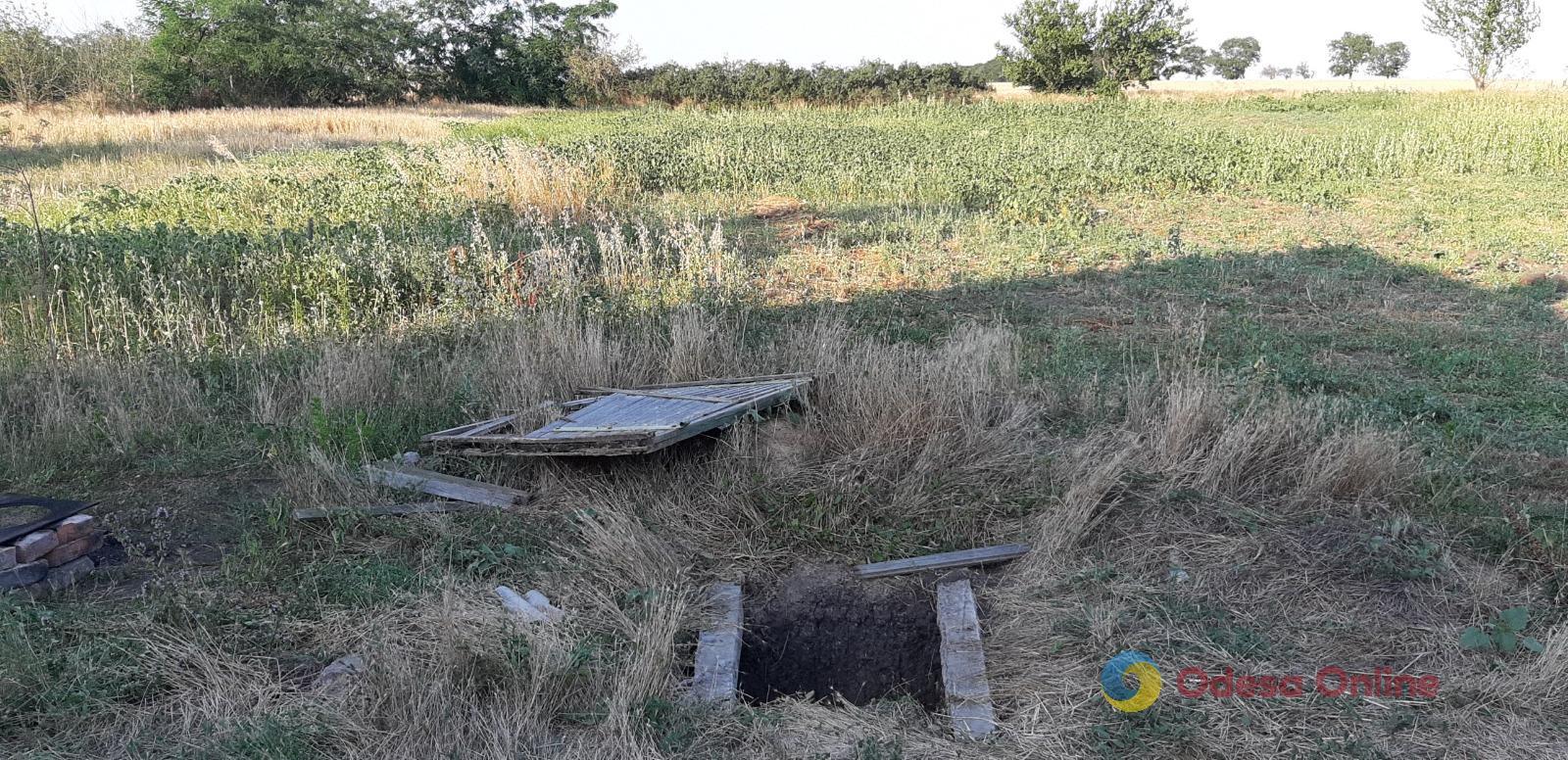 В Одесской области парень избил соседку, поджег на ней одежду и бросил ее в 2-метровую яму