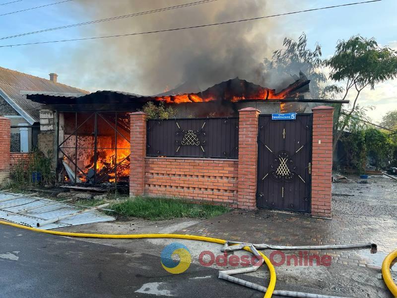 В Одесской области мужчина пытался самостоятельно потушить горящий дом и едва не погиб