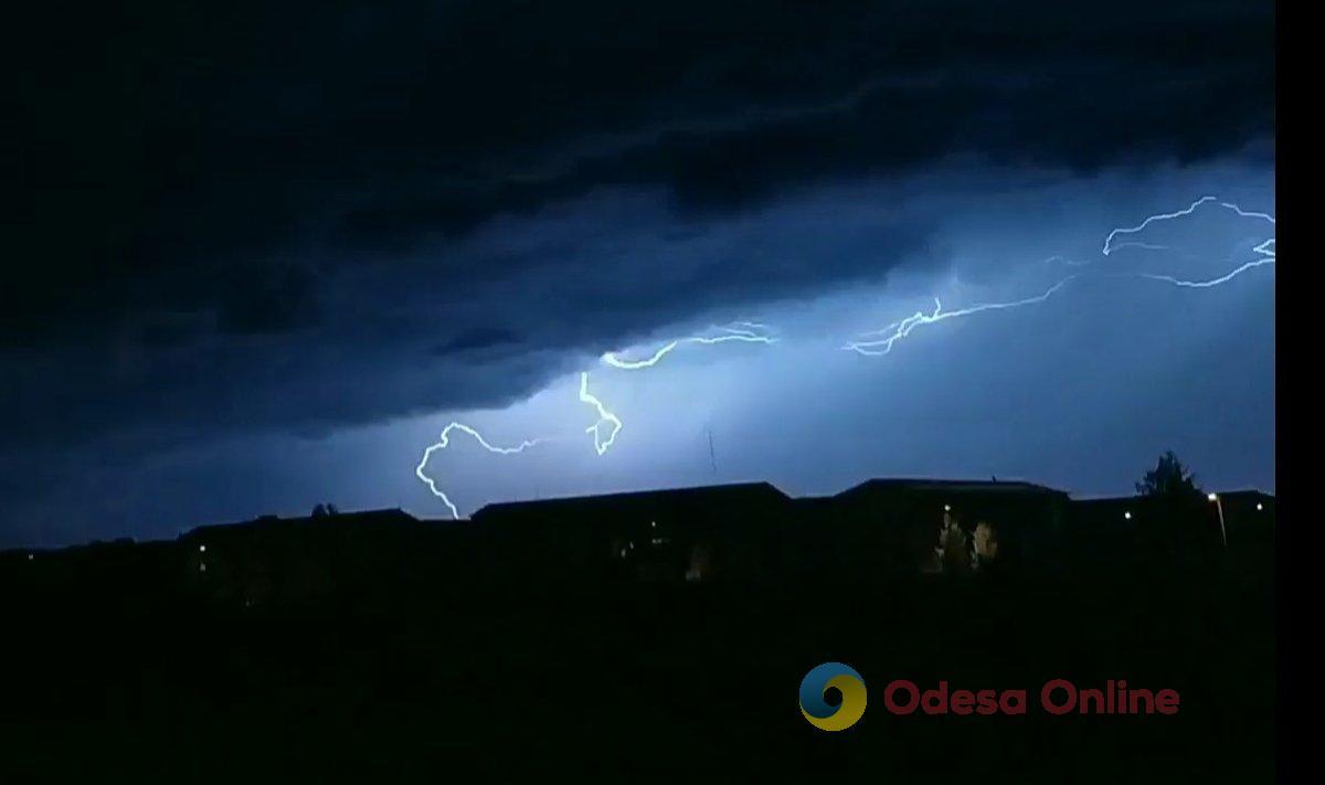Ожидается гроза и сильный ветер: в Одессе и области объявлено штормовое предупреждение