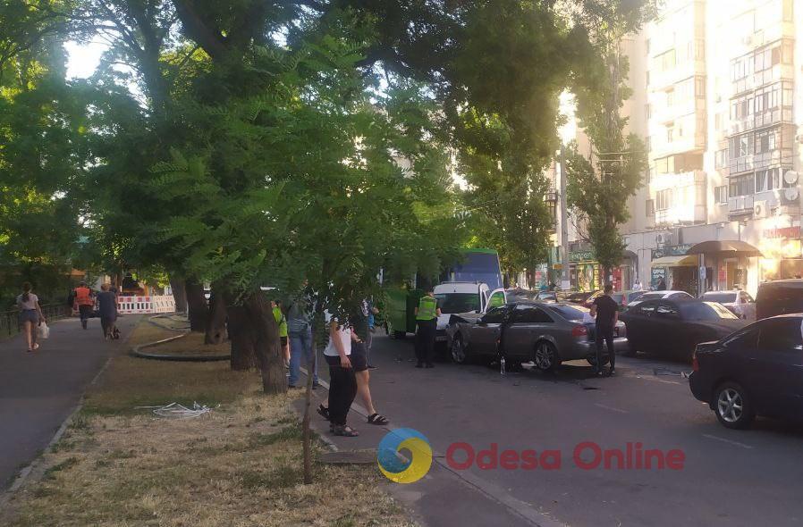 Одесса: на Рихтера столкнулись легковушки и маршрутка – образовалась пробка