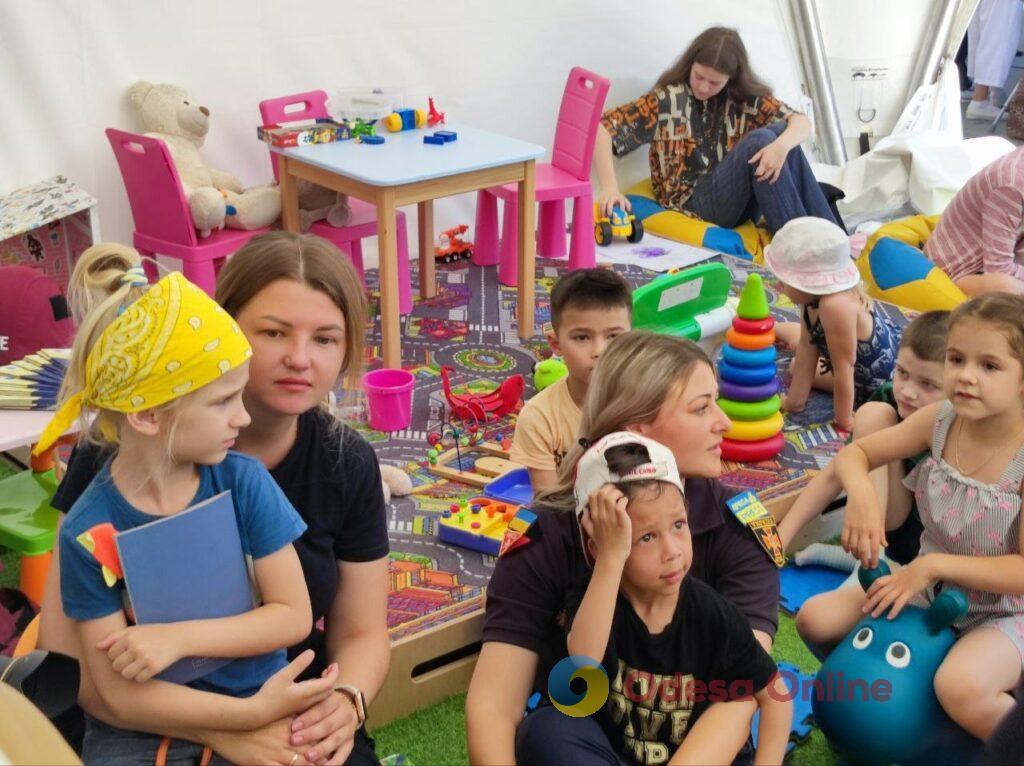 Фарбувались та вчились: одеські рятувальники провели навчальний захід для дітей переселенців (фото)