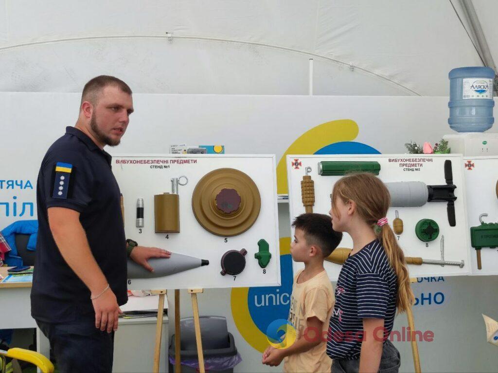 Фарбувались та вчились: одеські рятувальники провели навчальний захід для дітей переселенців (фото)