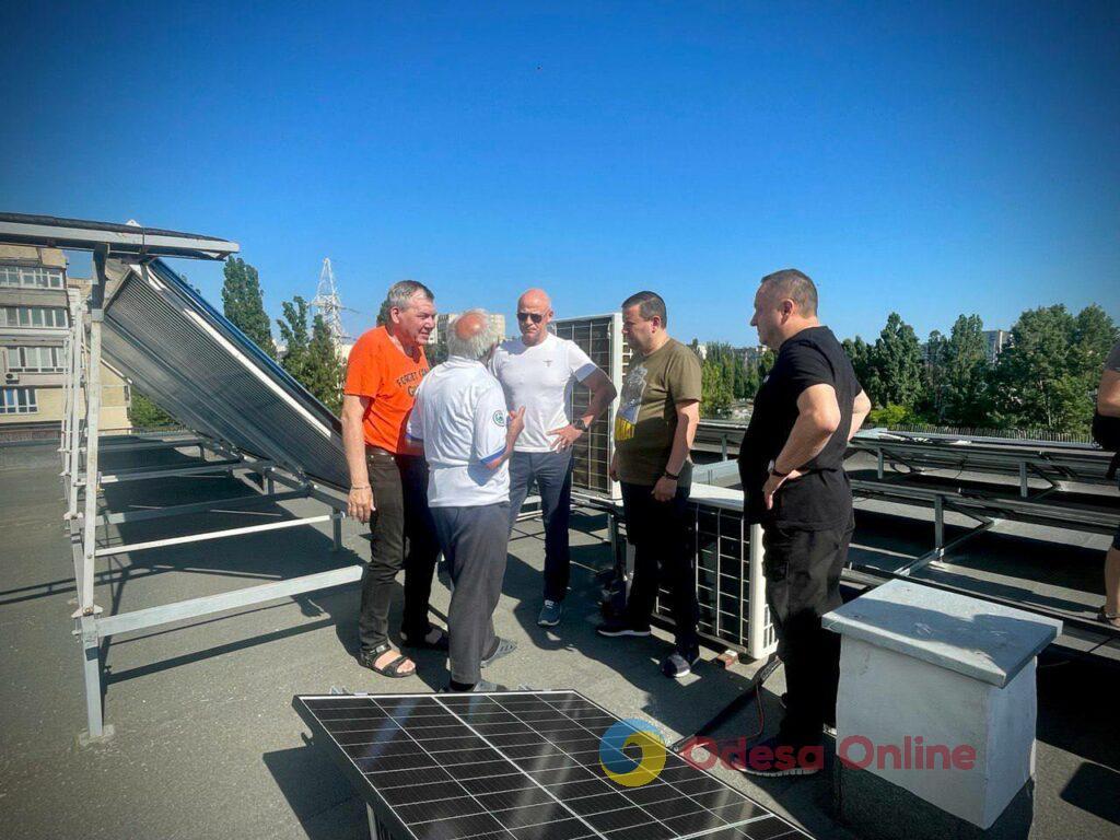 Одесса: на крыше детской поликлиники №6 построили солнечную электростанцию (фото, видео)
