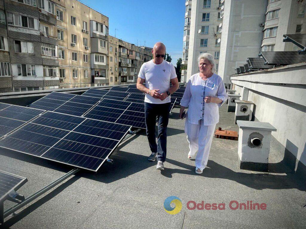 Одесса: на крыше детской поликлиники №6 построили солнечную электростанцию (фото, видео)
