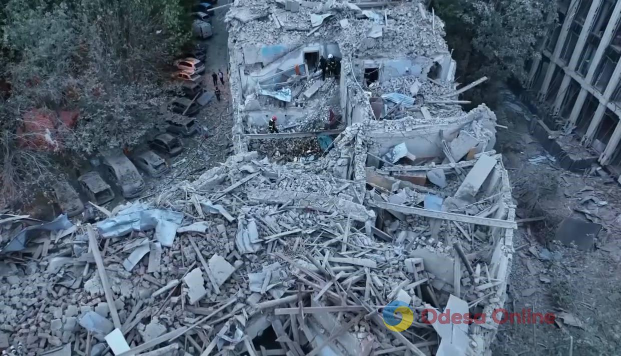 Ночью российская ракета попала в дом во Львове – есть погибшие (видео)