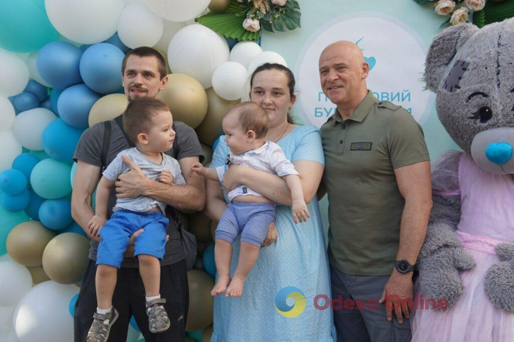 Пока папа защищает Украину: из одесского роддома выписали мать с тройнями
