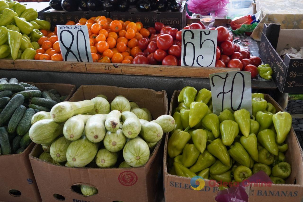 Персики, кабачки и шелковица: субботние цены на одесском «Привозе»