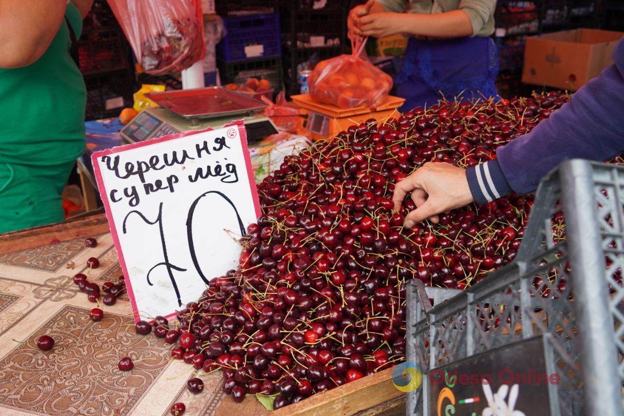 Персики, кабачки и шелковица: субботние цены на одесском «Привозе»
