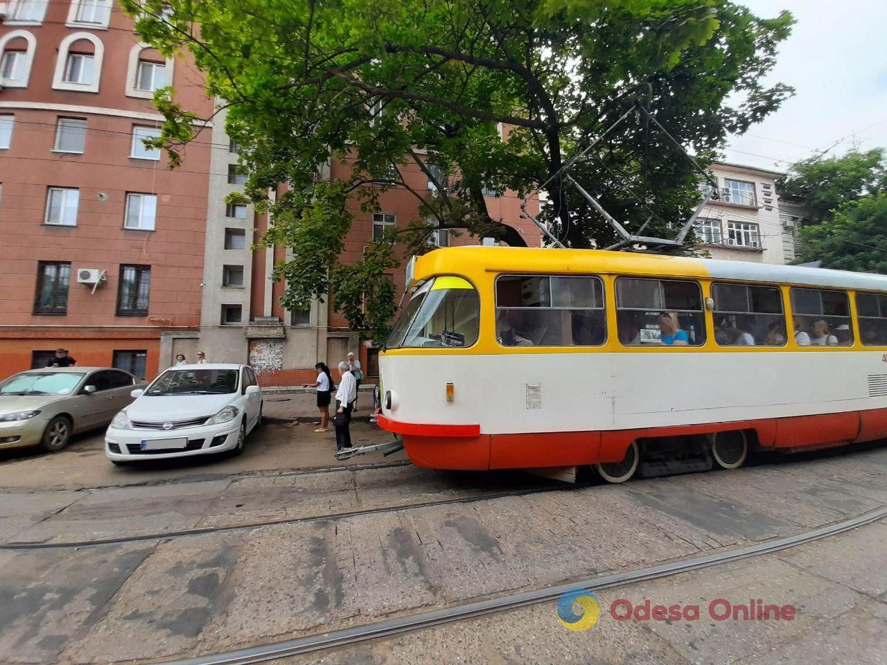 Одесса: на Пантелеймоновской автохам заблокировало движение трамваев (обновлено)