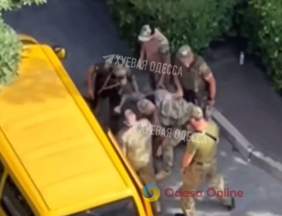 В одесском военкомате прокомментировали жесткое «пакование» мужчины в автобус