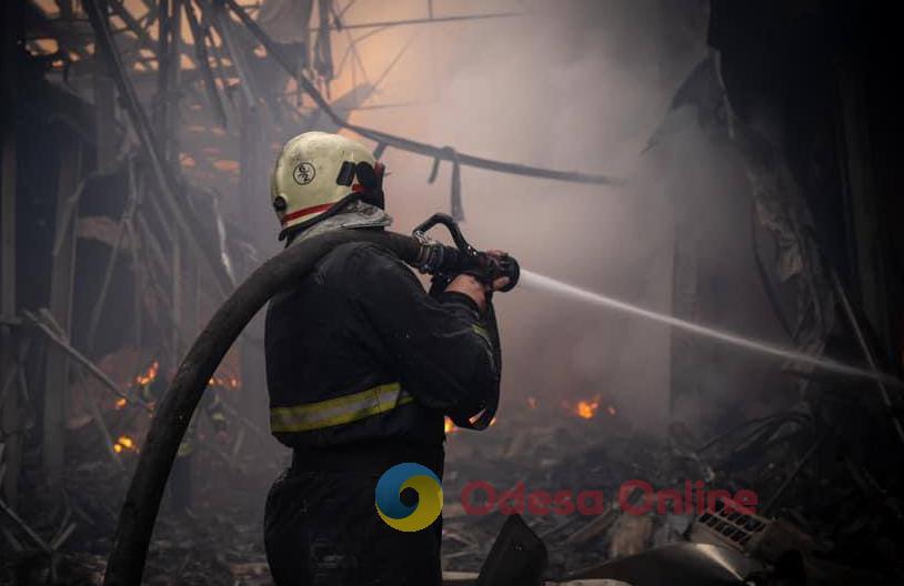 «Почув свист, потім гучний хлопок, і вікна вилетіли прямо у кімнату»: одесити розповідають про нічну атаку (фоторепортаж)