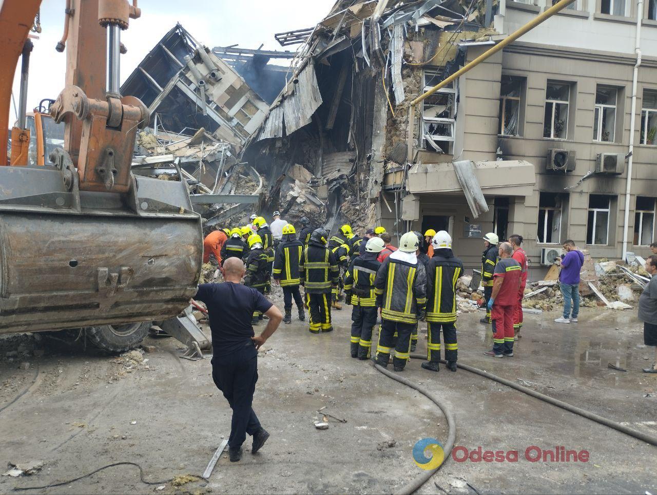 Разрушено здание и поиск человека под завалами: последствия ночной атаки россиян по Одессе (фото)