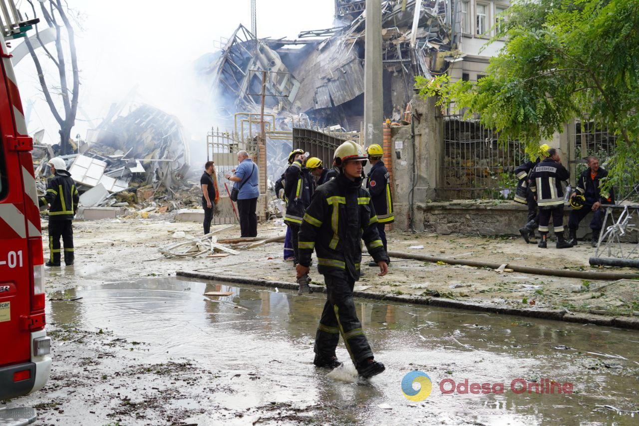 Зруйнована будівля та пошук людини під завалами: наслідки нічної атаки росіян по Одесі (фото)