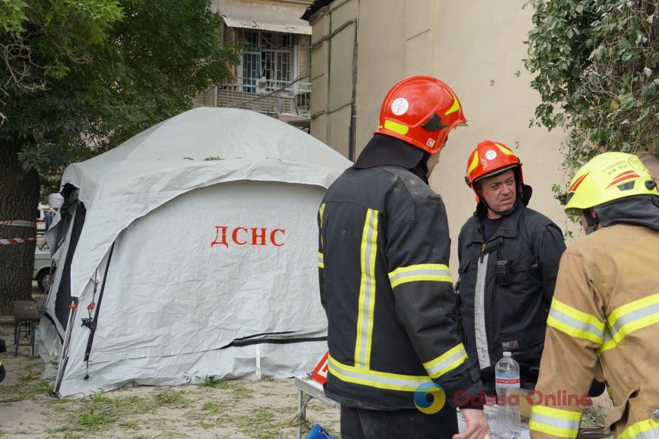 Разрушено здание и поиск человека под завалами: последствия ночной атаки россиян по Одессе (фото)