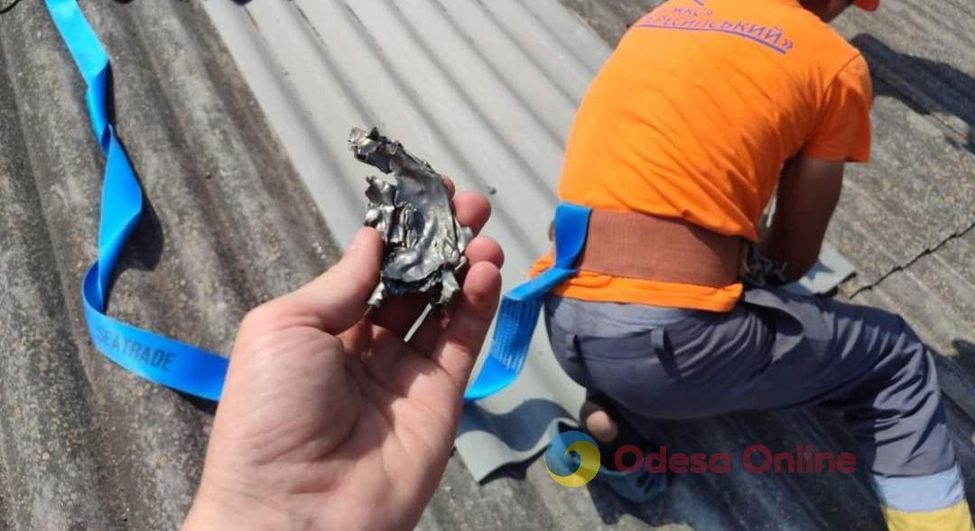 Одеські комунальники латають пошкоджені обстрілами одеські будинки