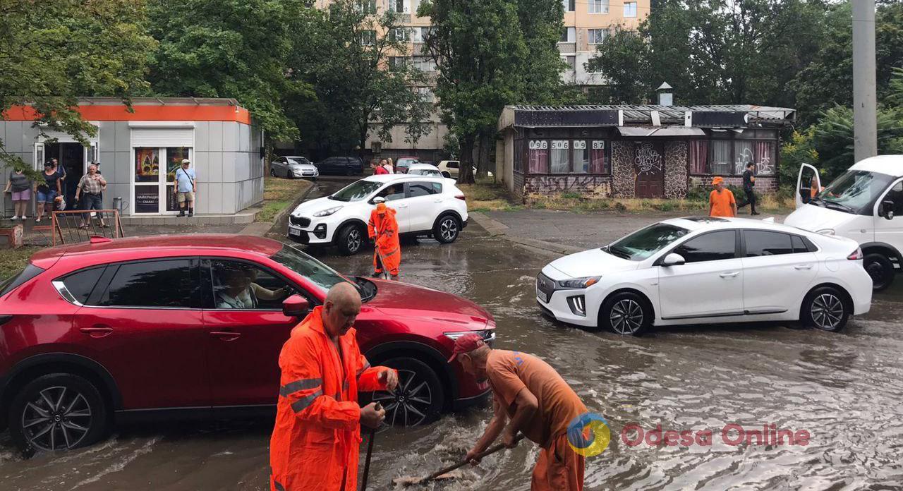 Ливень в Одессе: дороги затоплены, трамваи встали