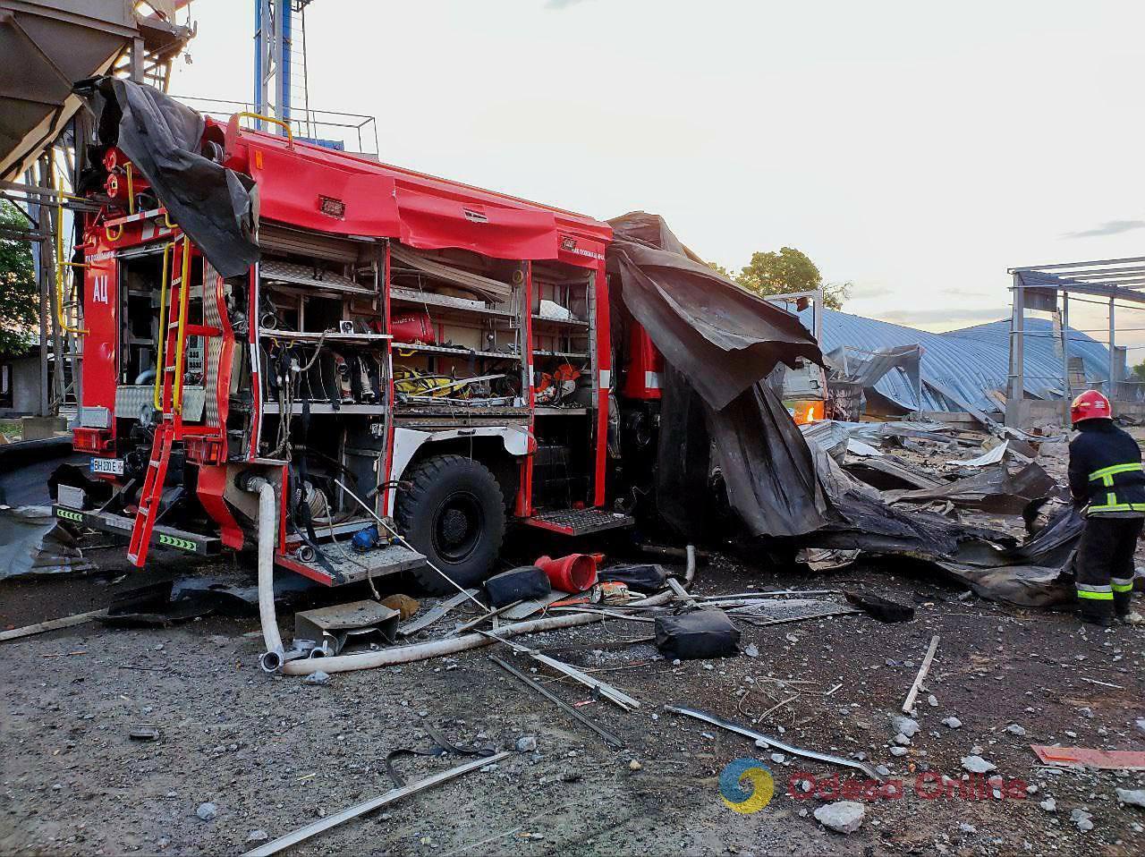 Две пожарные машины уничтожены из-за ракетного удара по Одесской области (фото)