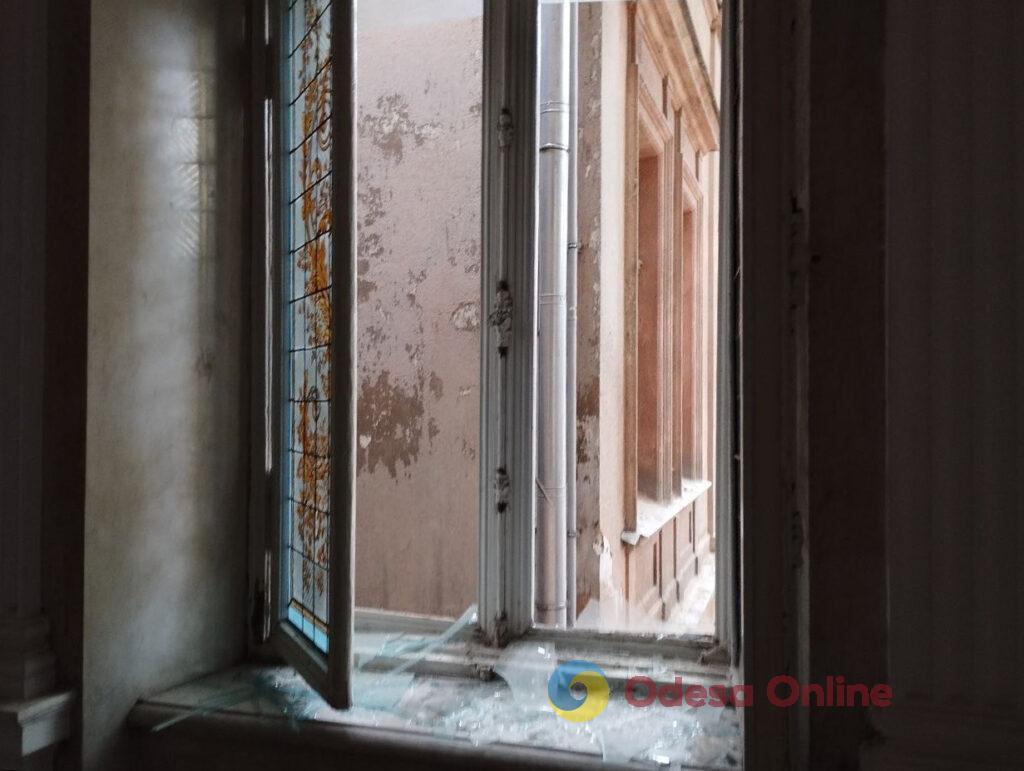 Одесский Дом ученых: выбиты старинные витражи, повреждена лепнина и мебель (фоторепортаж)
