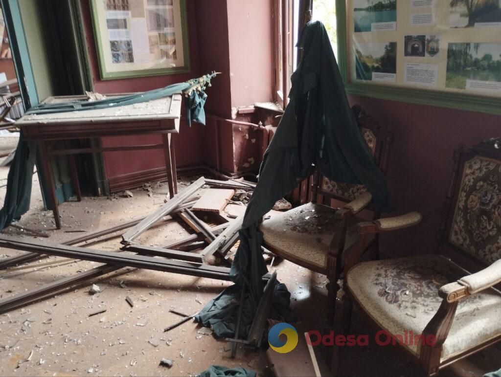 Одесский Дом ученых: выбиты старинные витражи, повреждена лепнина и мебель (фоторепортаж)