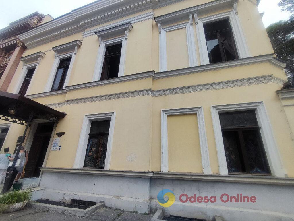 Одеський Будинок вчених: вибито старовинні вітражі, пошкоджено ліпнину та меблі (фоторепортаж)