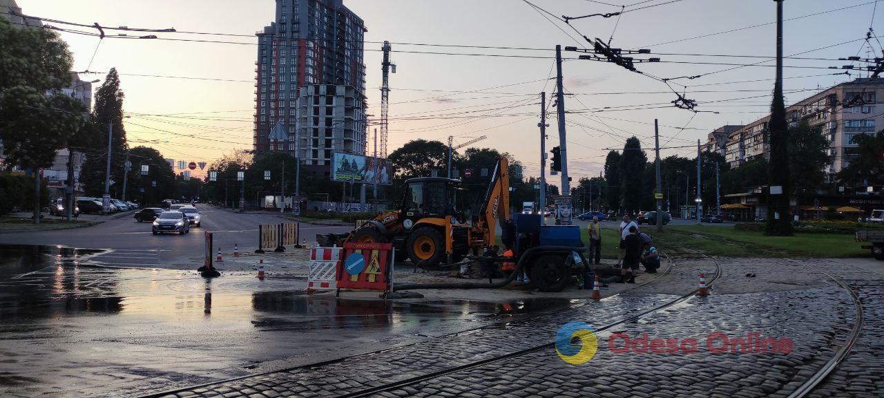 В Одесі сталася аварія на одному із магістральних водопроводів (фото, відео)