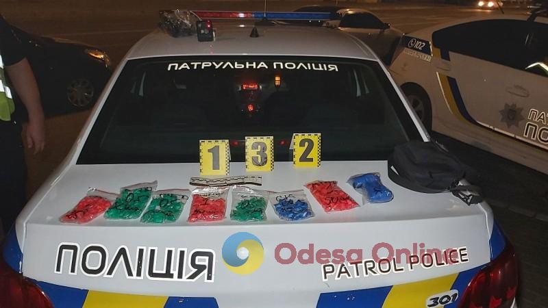 Одесские полицейские нашли у 20-летнего парня более 200 свертков с психотропами