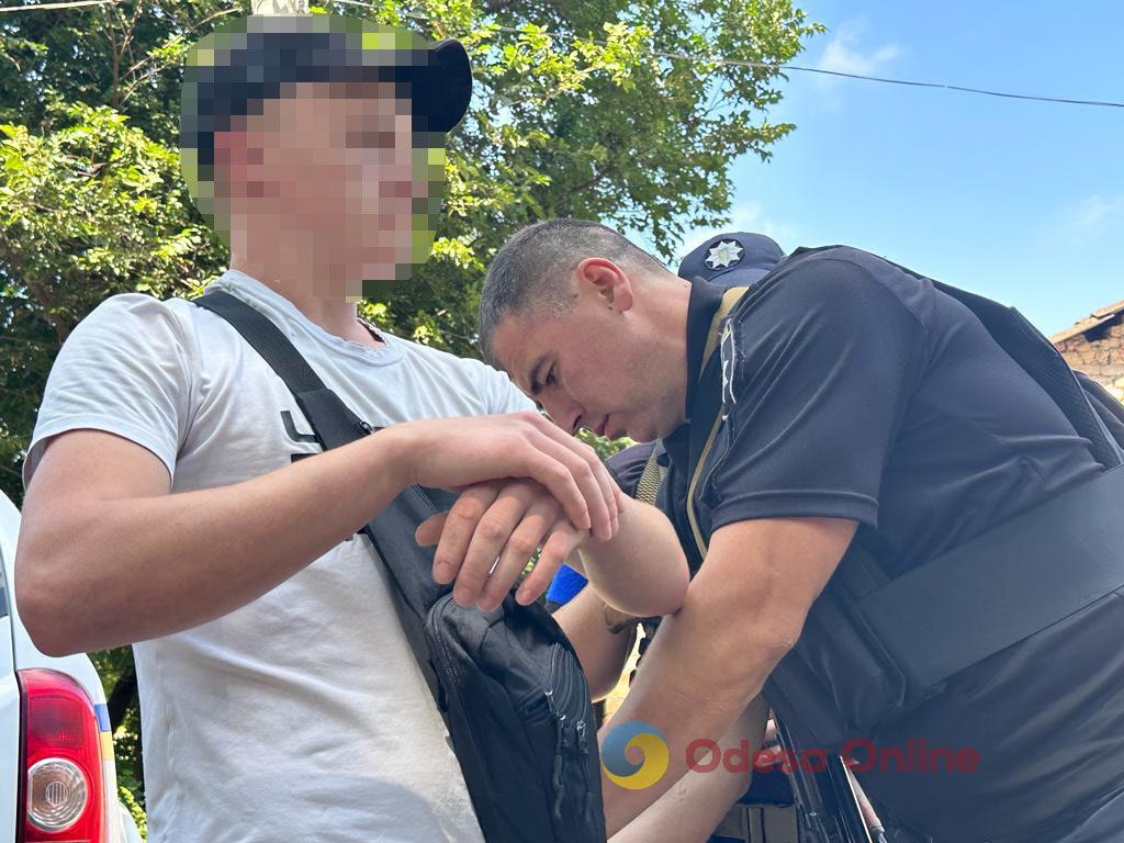Не успел сделать «закладки»: в Дюковском парке задержали наркодилера (фото, видео)