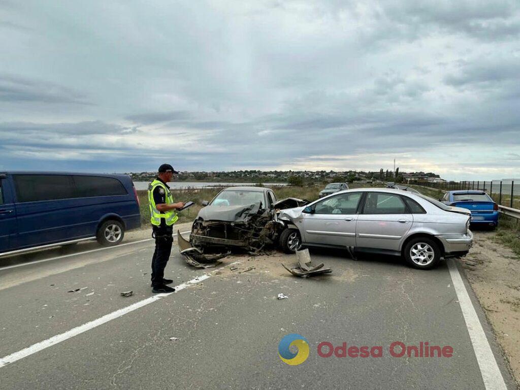 На трасі Одеса-Южне Toyota виїхав на зустрічну смугу і зіткнувся з Citroеn