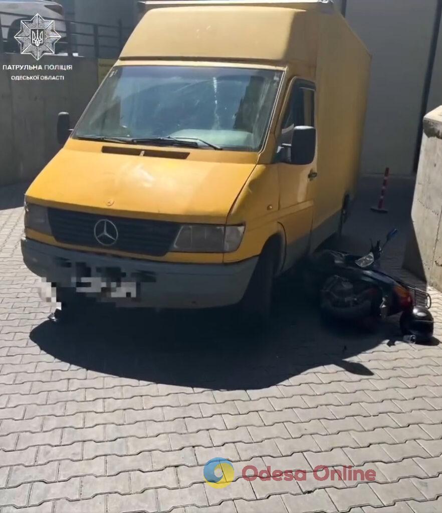 На Гагаринском плато мопедист попал под грузовой микроавтобус