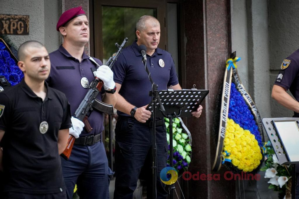 В Одессе в последний путь провели полицейского Юрия Коваша, который погиб защищая Украину на херсонском направлении