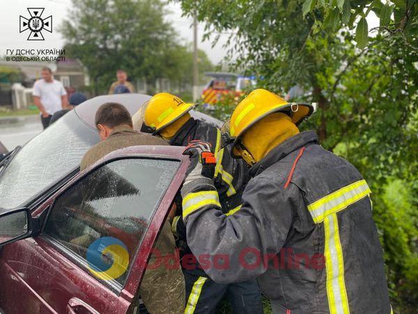 В Одесской области спасатели вытащили пострадавшего водителя из поврежденного автомобиля