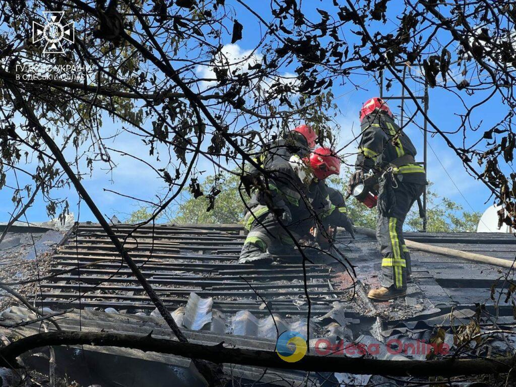 В Одессе горела хозяйственная пристройка: огонь едва не перекинулся на частный жилой дом (фото)