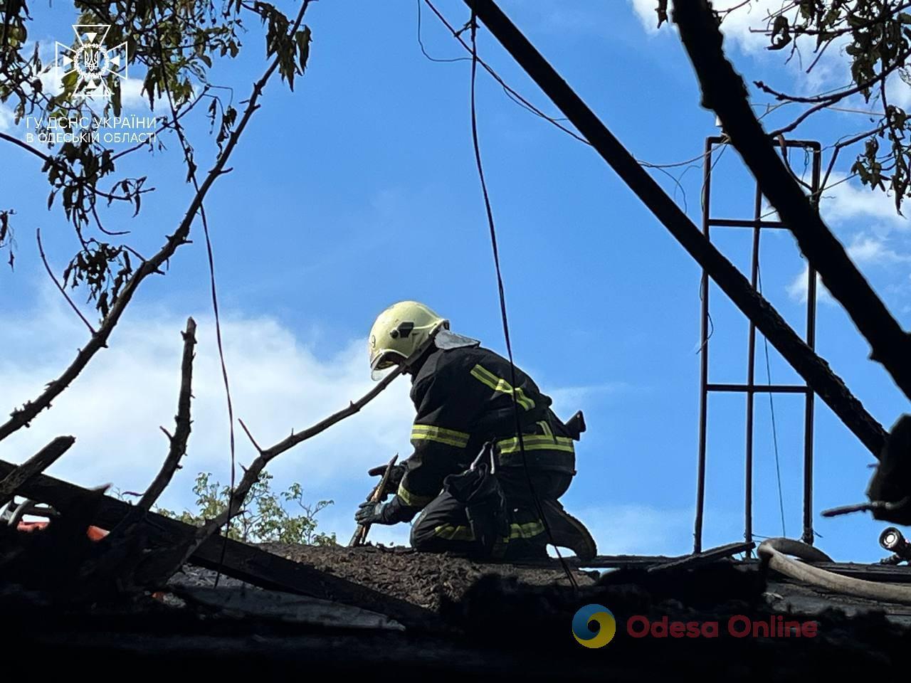 В Одессе горела хозяйственная пристройка: огонь едва не перекинулся на частный жилой дом (фото)