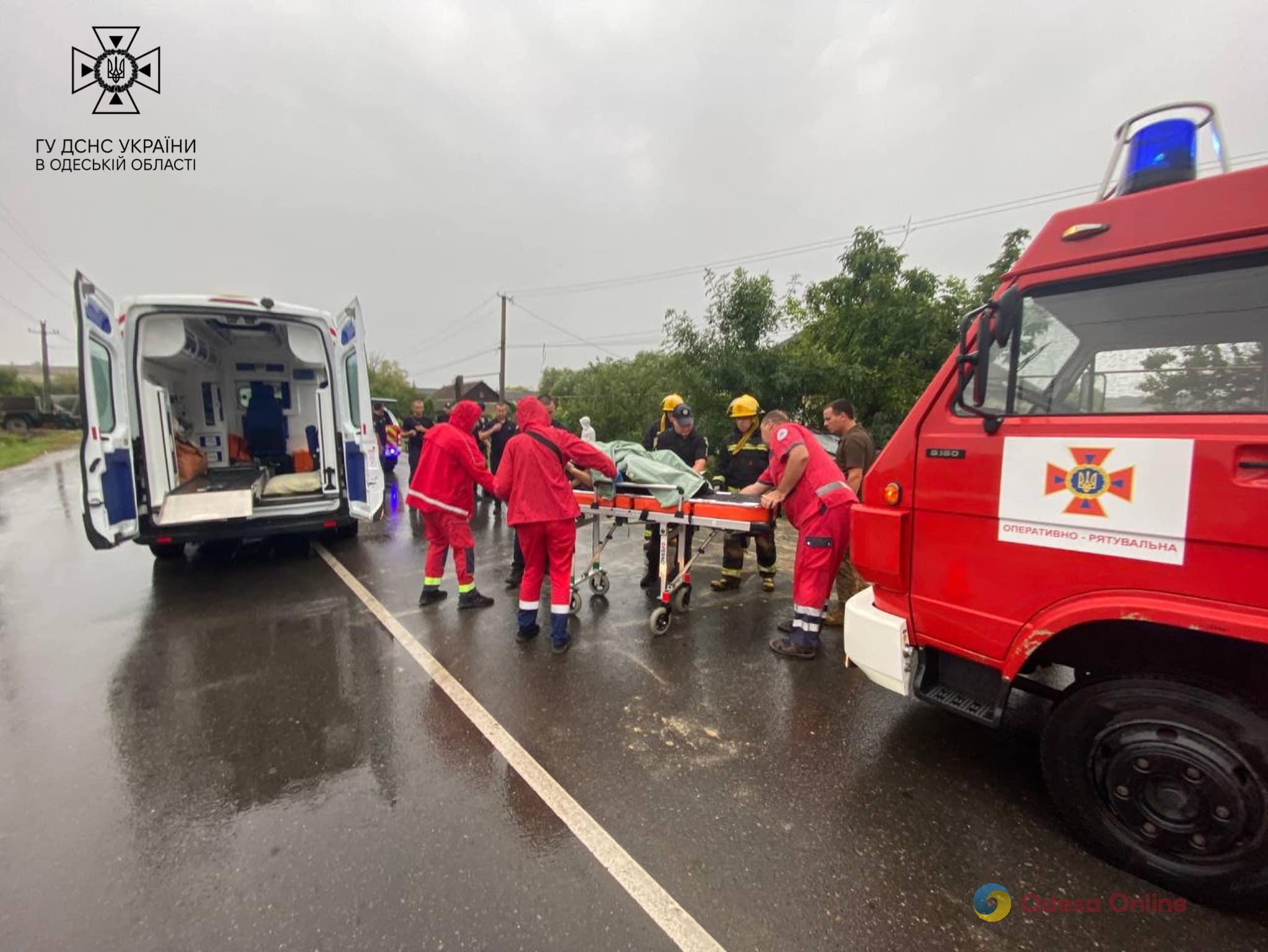 В Одесской области спасатели вытащили пострадавшего водителя из поврежденного автомобиля