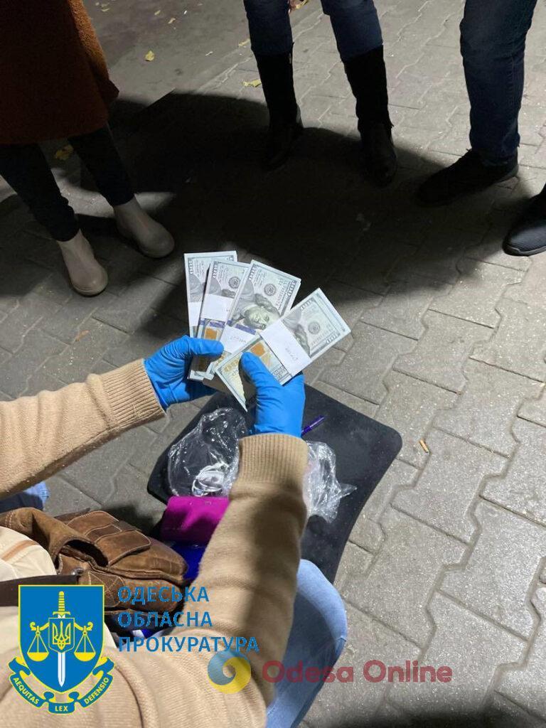 Жінку, яка пропонувала експрокурору Одещини «вирішити питання», засудили до 10 років позбавлення волі