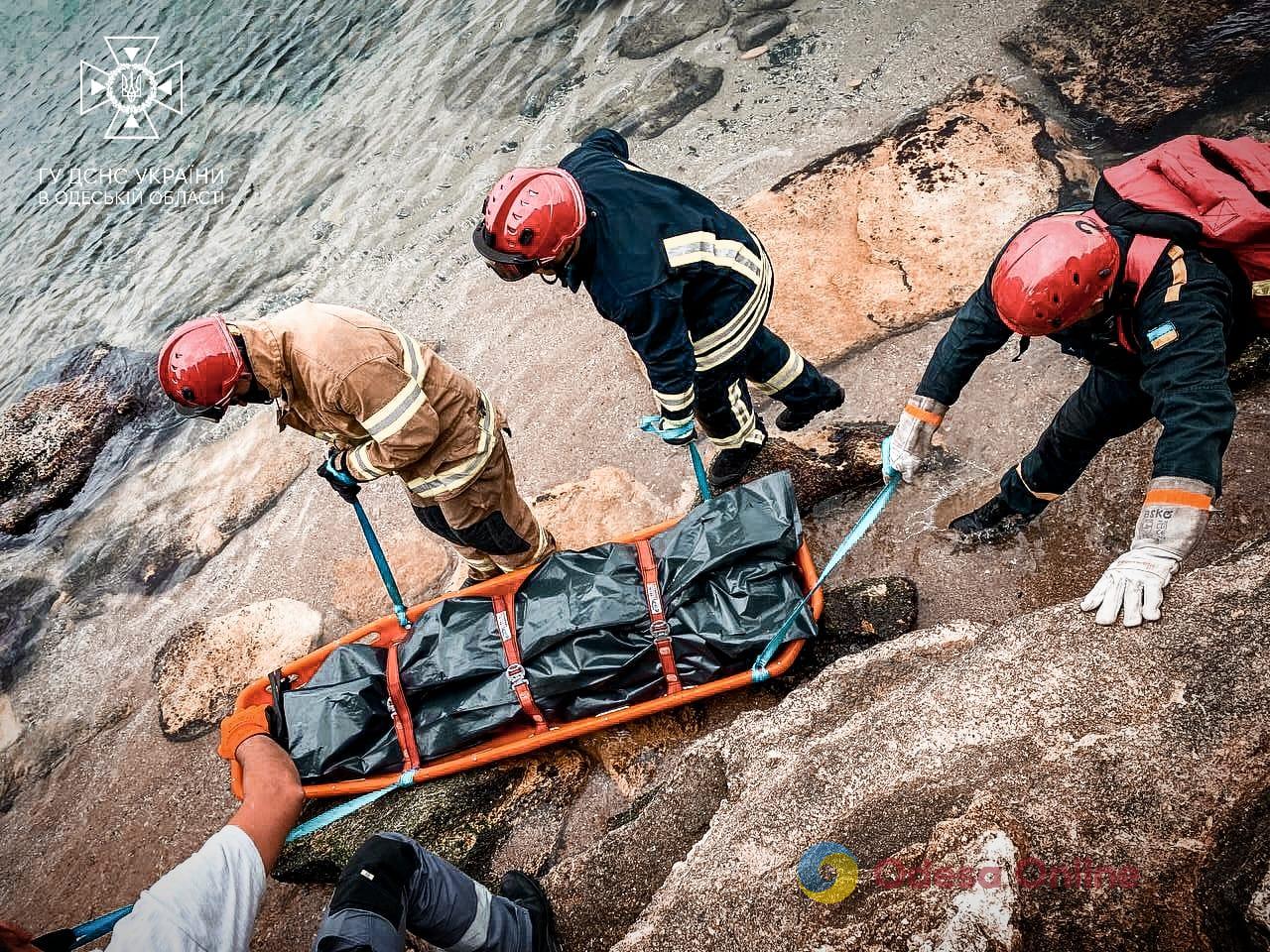 У скелях на березі моря знайшли тіло жінки, яка зникла на пляжі у Фонтанці