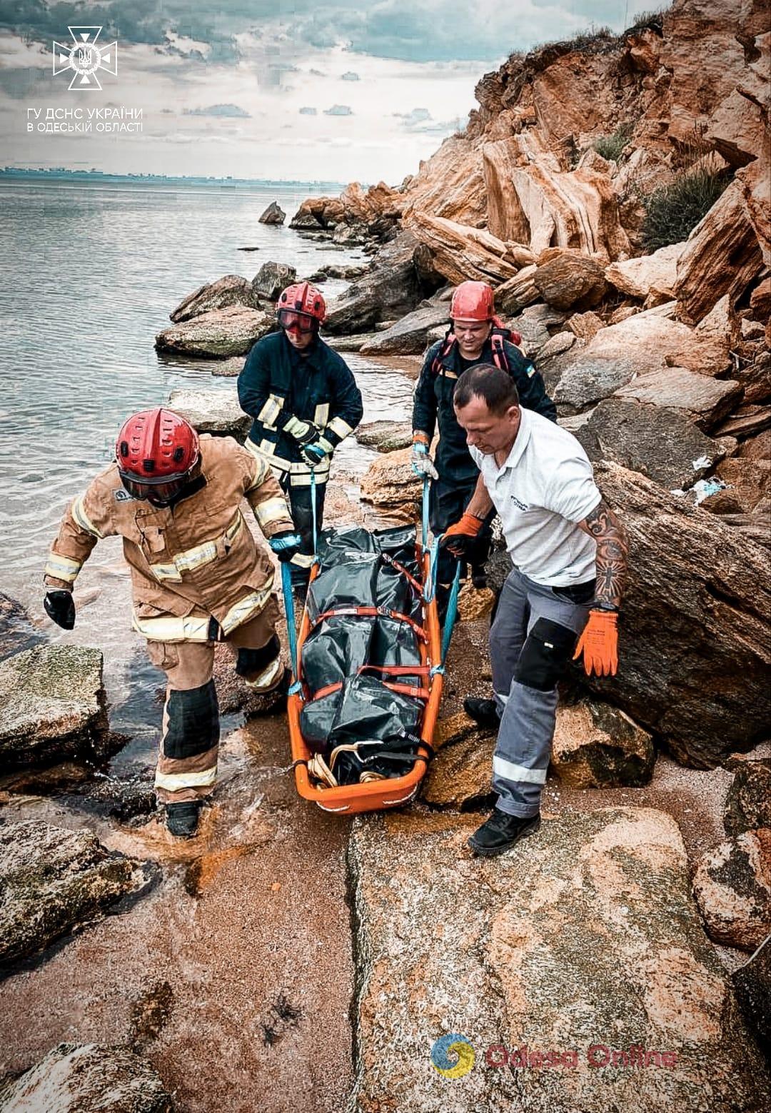 У скелях на березі моря знайшли тіло жінки, яка зникла на пляжі у Фонтанці