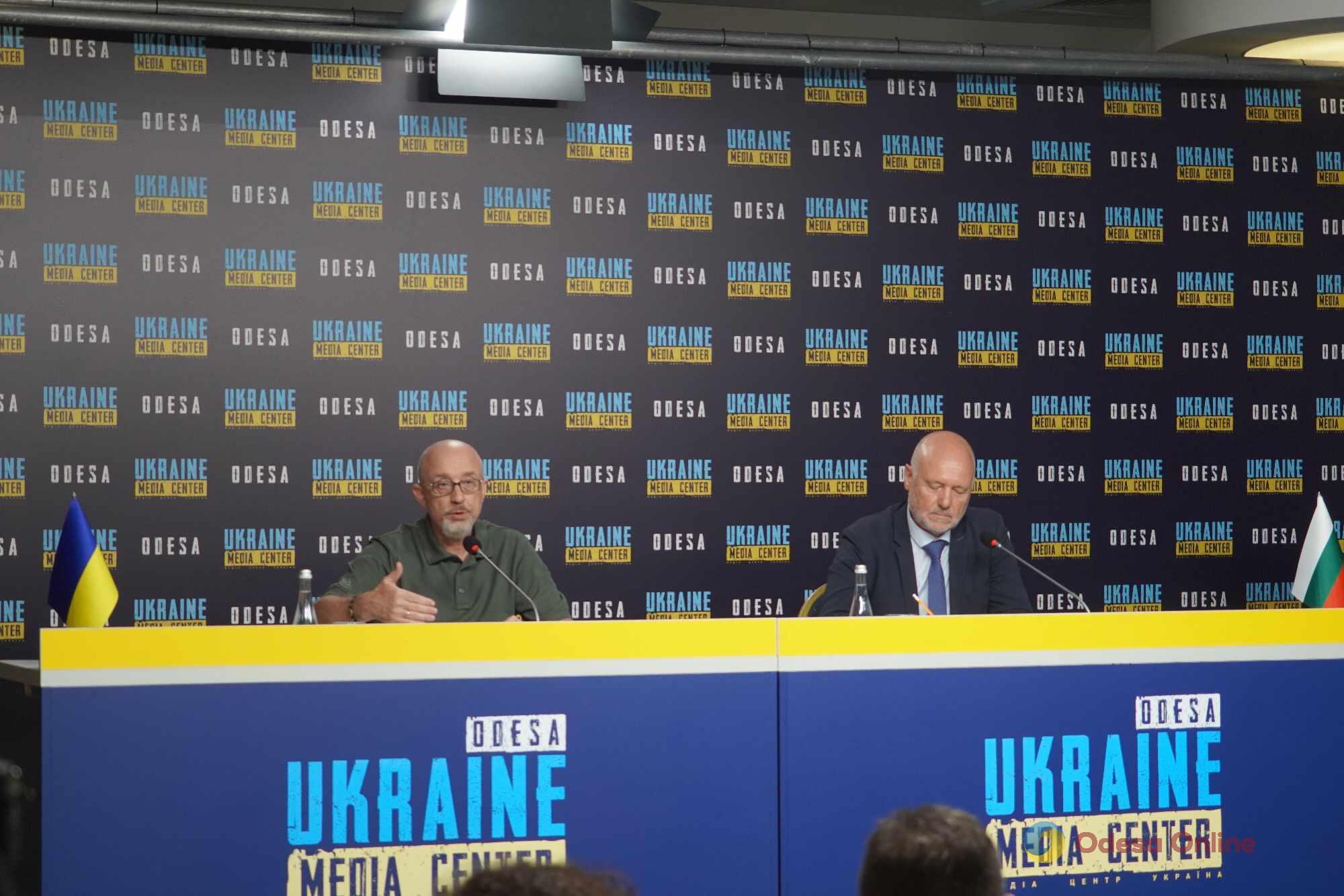 В Одесі міністри оборони України та Болгарії обговорили питання посилення ППО, розмінування моря та підготовки військових