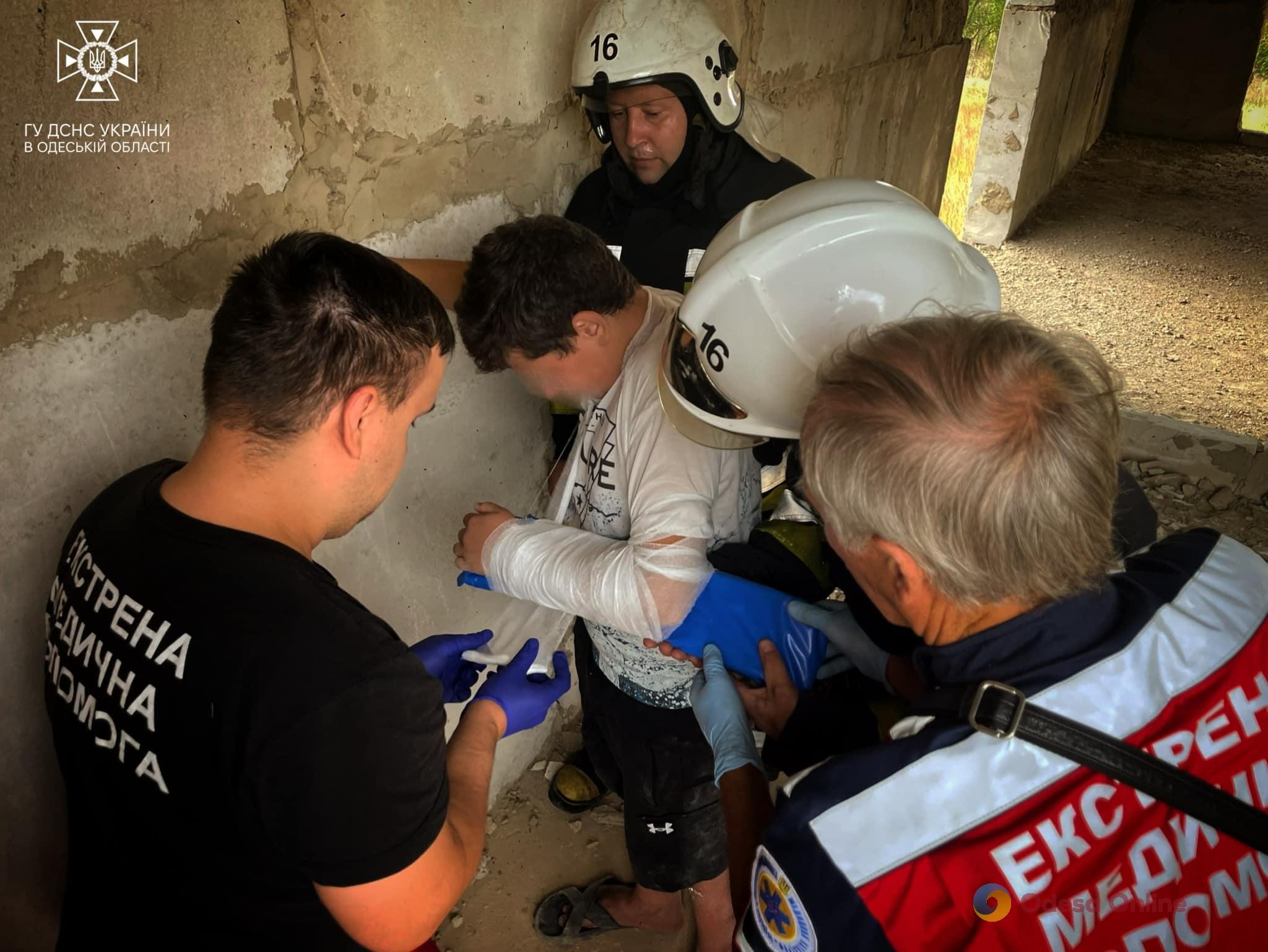 На Одещині врятували хлопчика, який зламав руку на даху закинутої будівлі та не міг спуститися