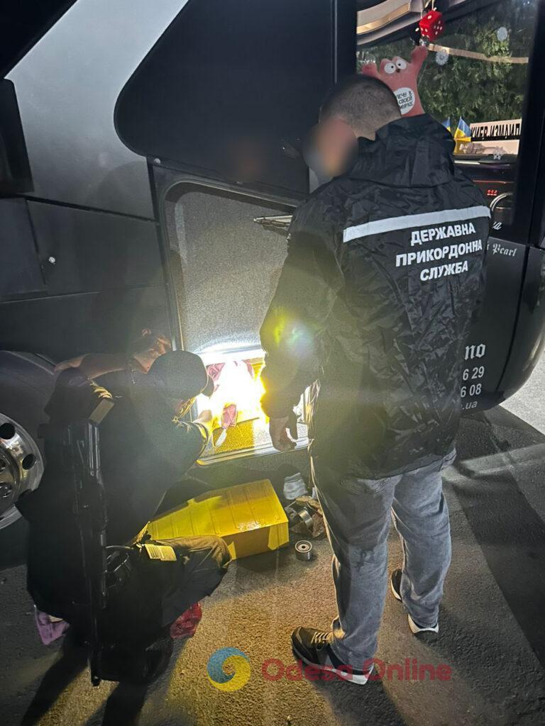 Одесские пограничники задержали водителя автобуса, который пытался незаконно ввезти в Украину партию гаджетов