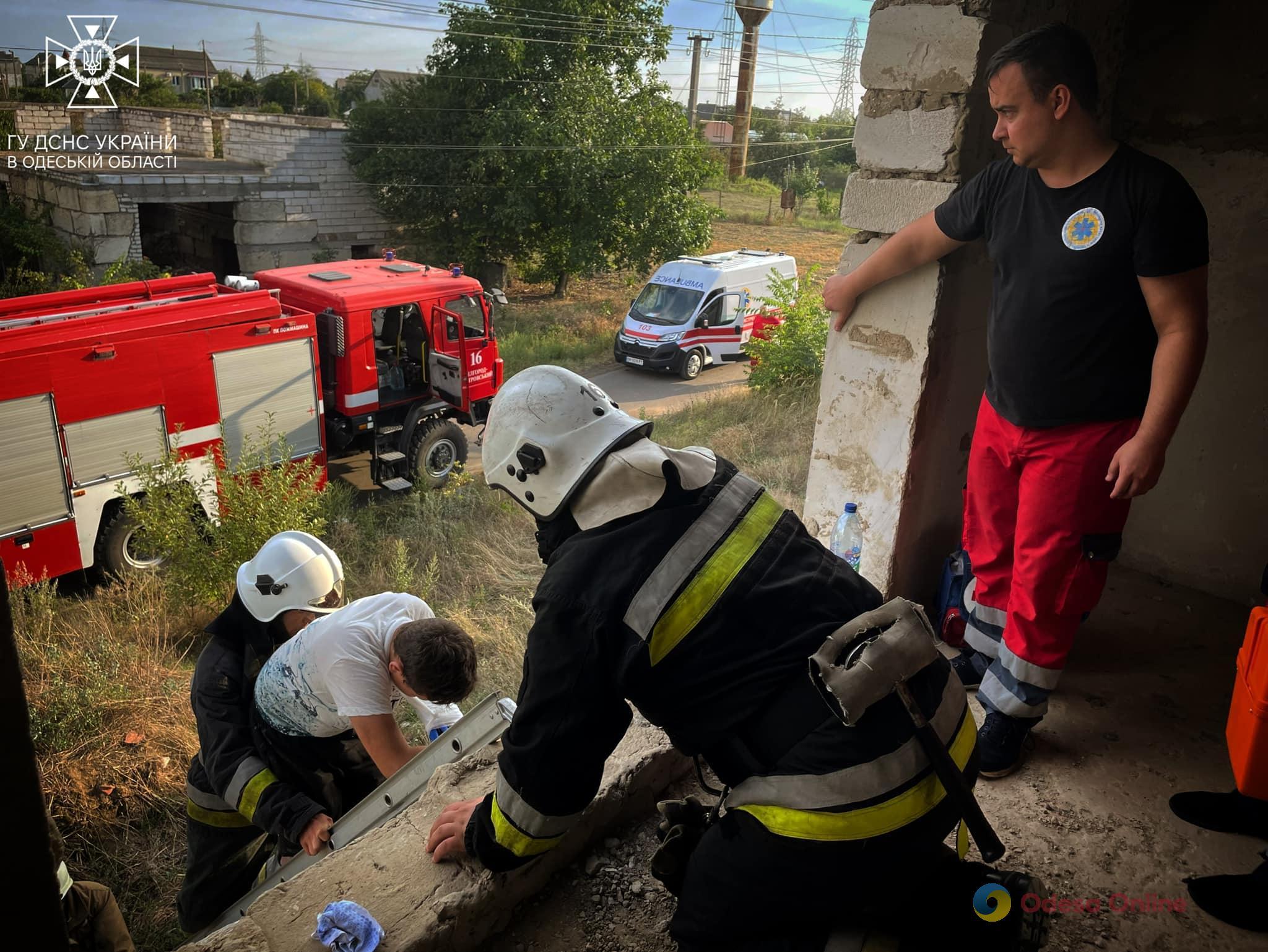 На Одещині врятували хлопчика, який зламав руку на даху закинутої будівлі та не міг спуститися