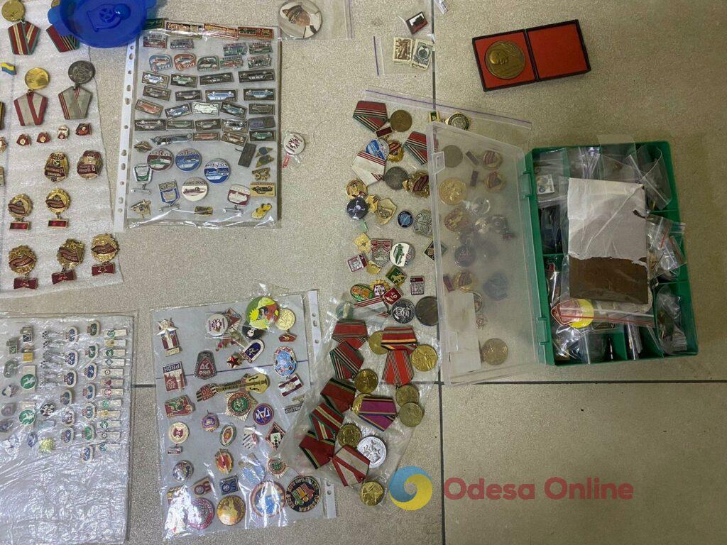 В Одесской области через ПП «Орловка» мужчина пытался тайно вывезти коллекцию марок, медалей и часов