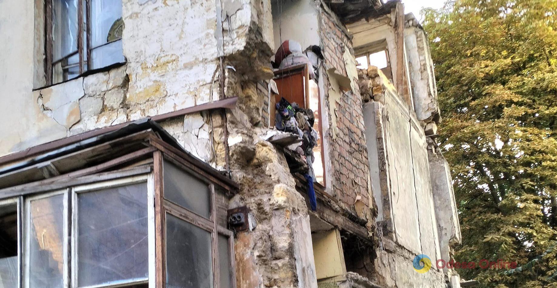 В Одессе на улице Базарной рухнула фасадная стена жилого дома