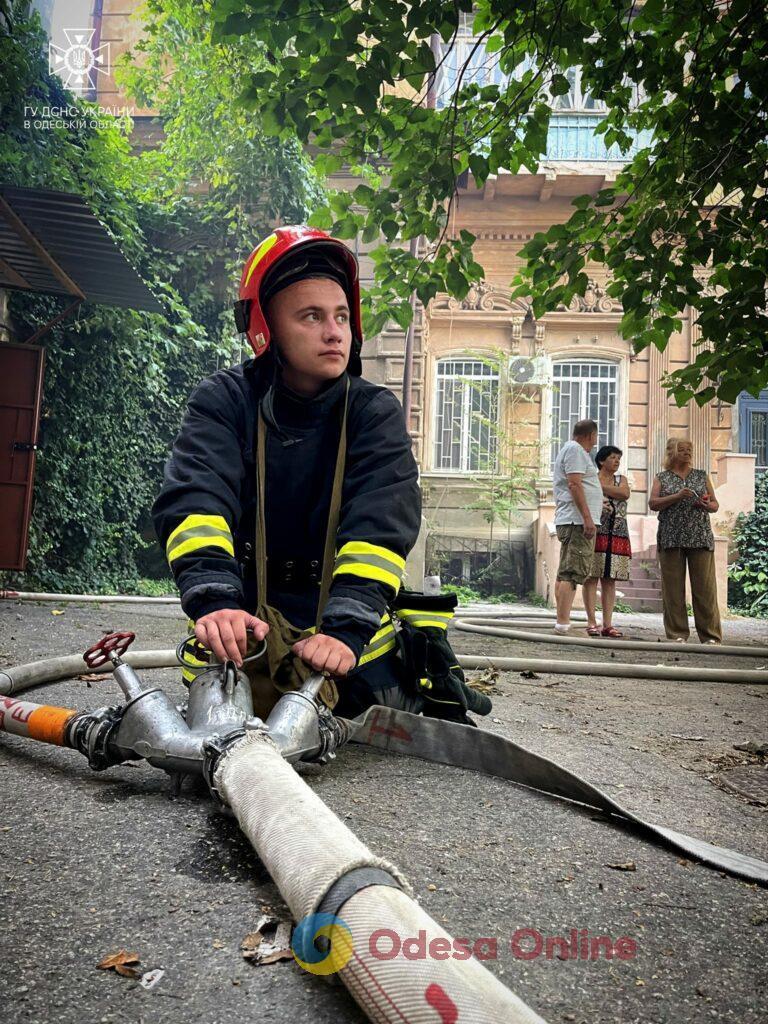 У центрі Одеси сталася пожежа: палало горище триповерхового будинку (фото)