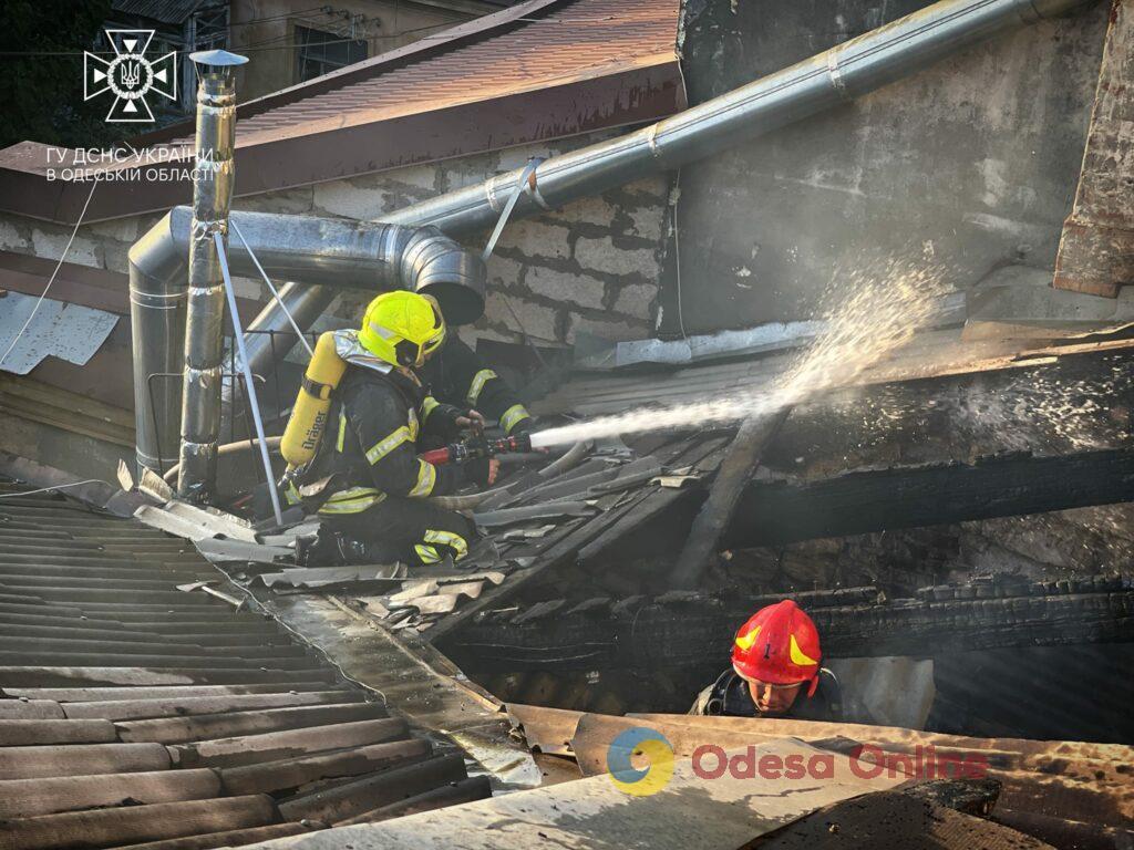 В центре Одессы произошел пожар: загорелось чердачное помещение трехэтажного дома (фото)