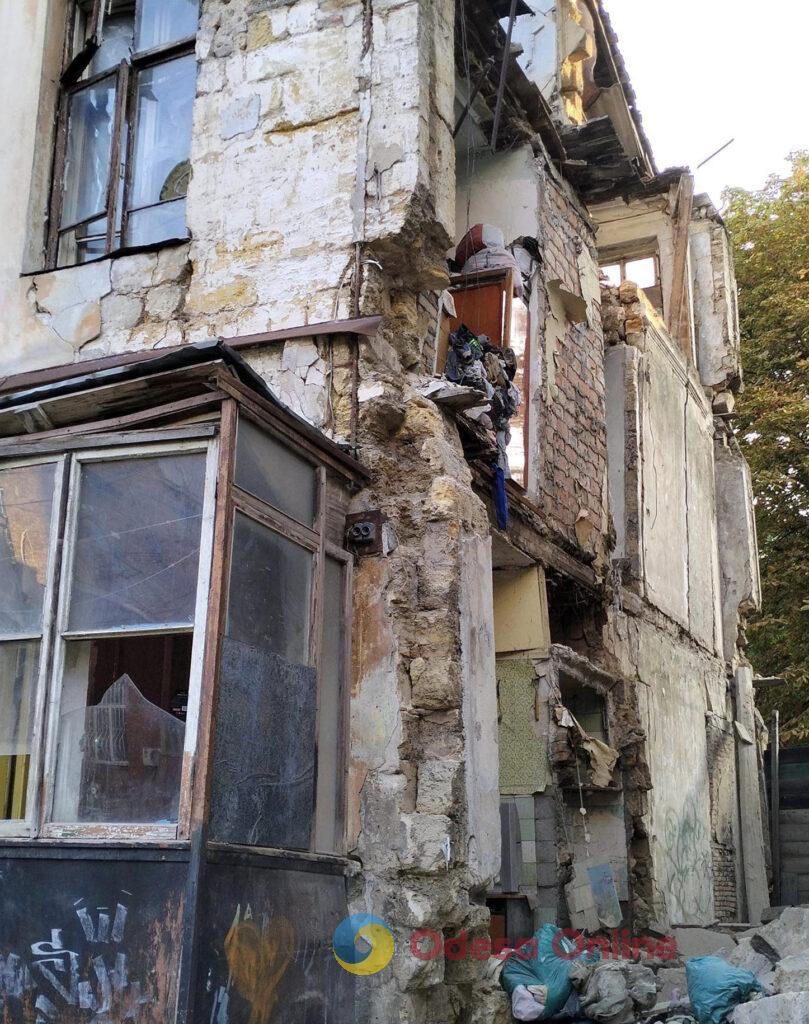 В Одессе на улице Базарной рухнула фасадная стена жилого дома